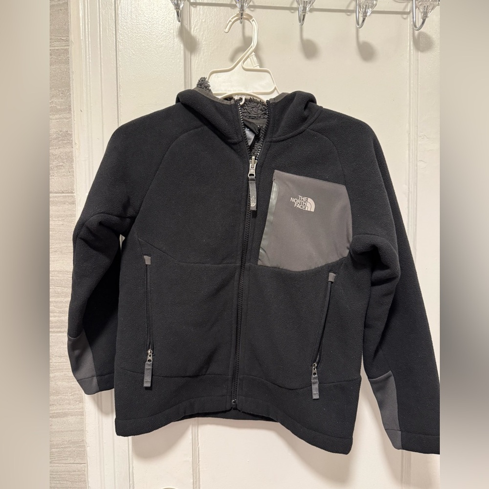 The North Face BOYS Black and Gray Sweater/fleece